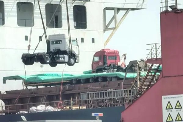 Sinotruk Howo 4x2 Tá trucail tarracóra seolta chuig an Araib Shádach