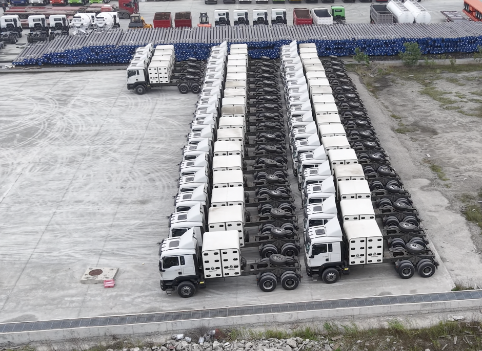 Tuilleann seirbhís seachadta comhsheasmhach a thuilleadh aitheantais! Seoladh 40 trucail tarracóra CNG Sinotruk TX 6 × 4 go dtí an Nigéir go rathúil.